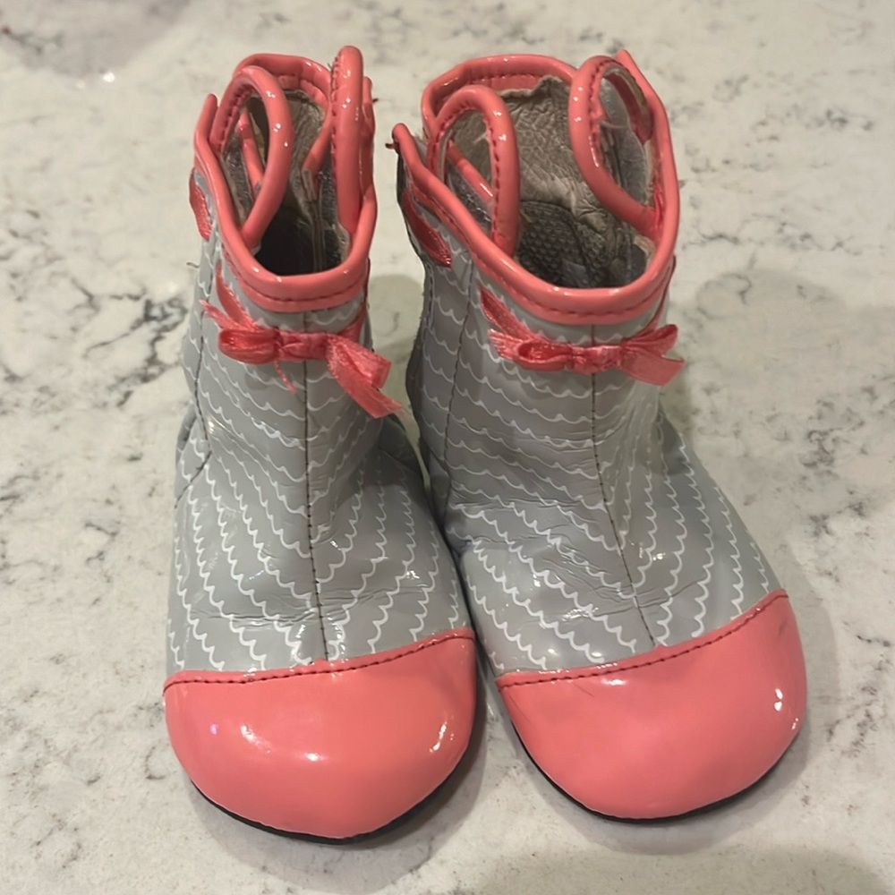 Baby girl robeez boots !